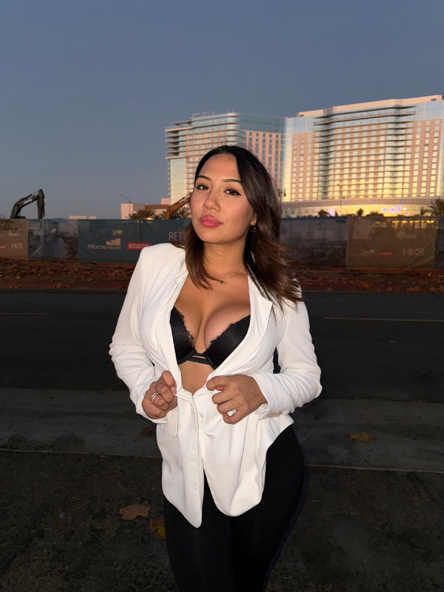 Take a pause and enjoy Ali Cruz — streaming from Seville