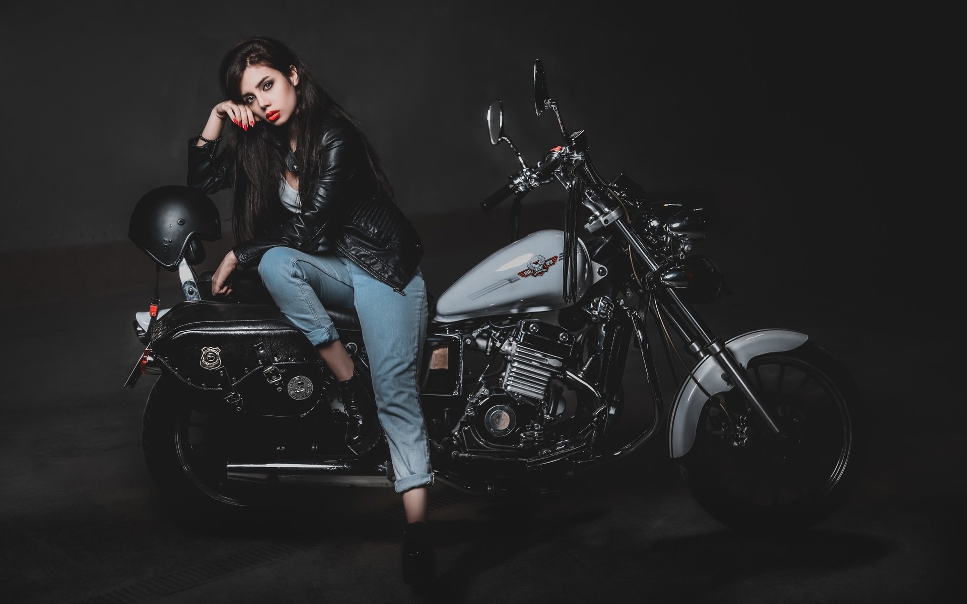 Biker girls: style and drive in Seville