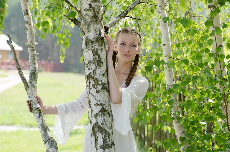 Women in Slavic costumes in Seville