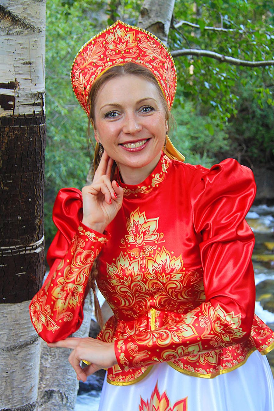 Women in Slavic costumes in Seville