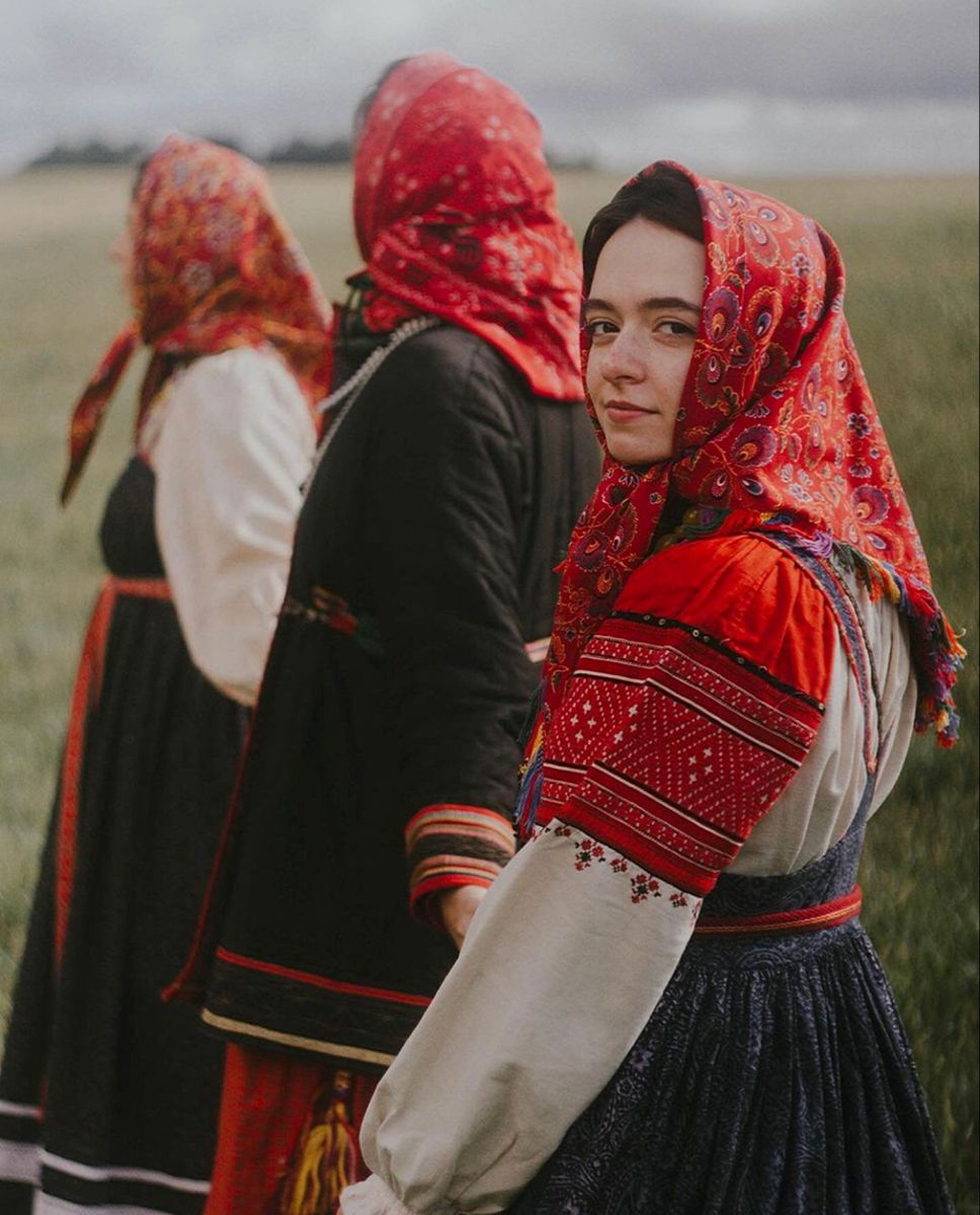 Women in Slavic costumes in Seville