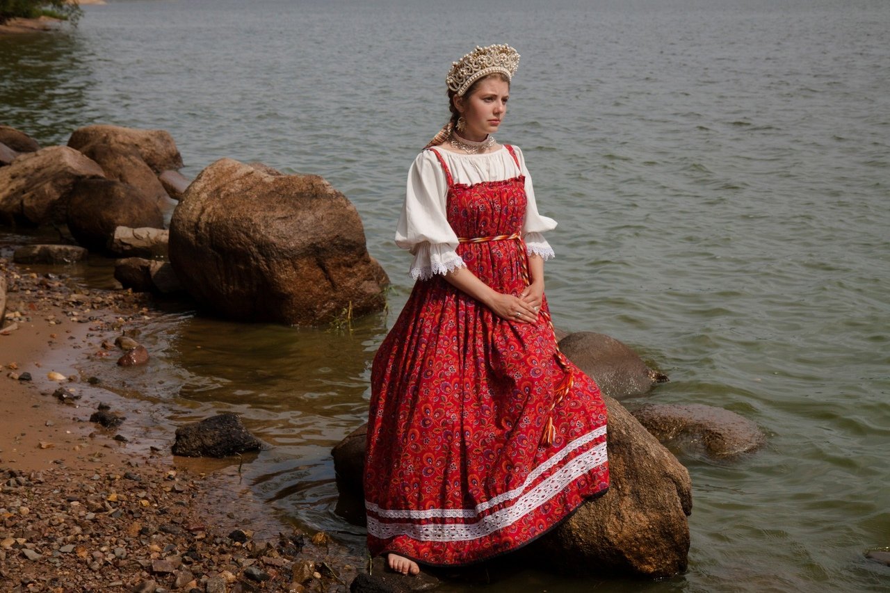 Women in Slavic costumes in Seville