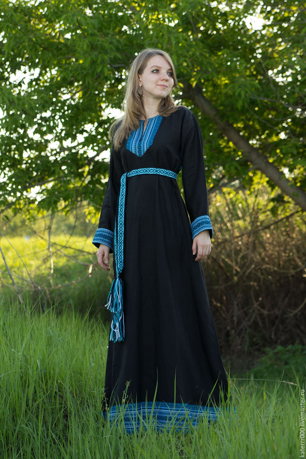 Women in Slavic costumes in Seville