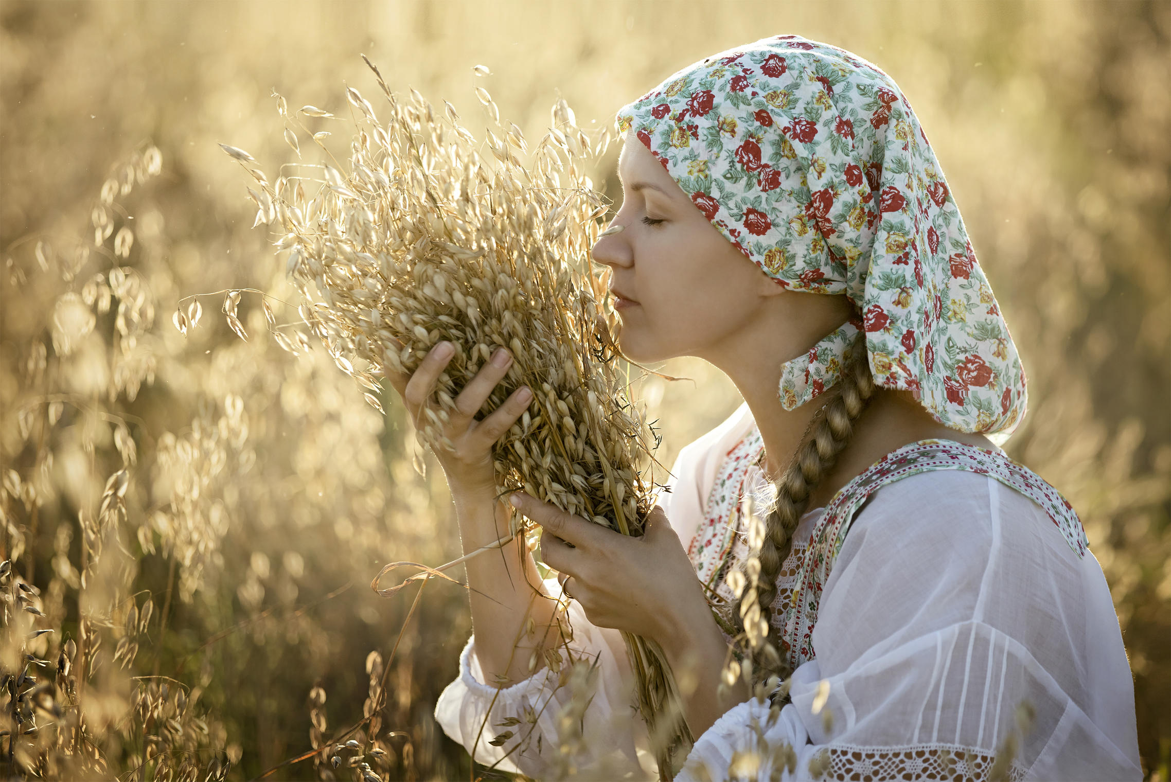 Photo Women in Slavic costumes in Seville