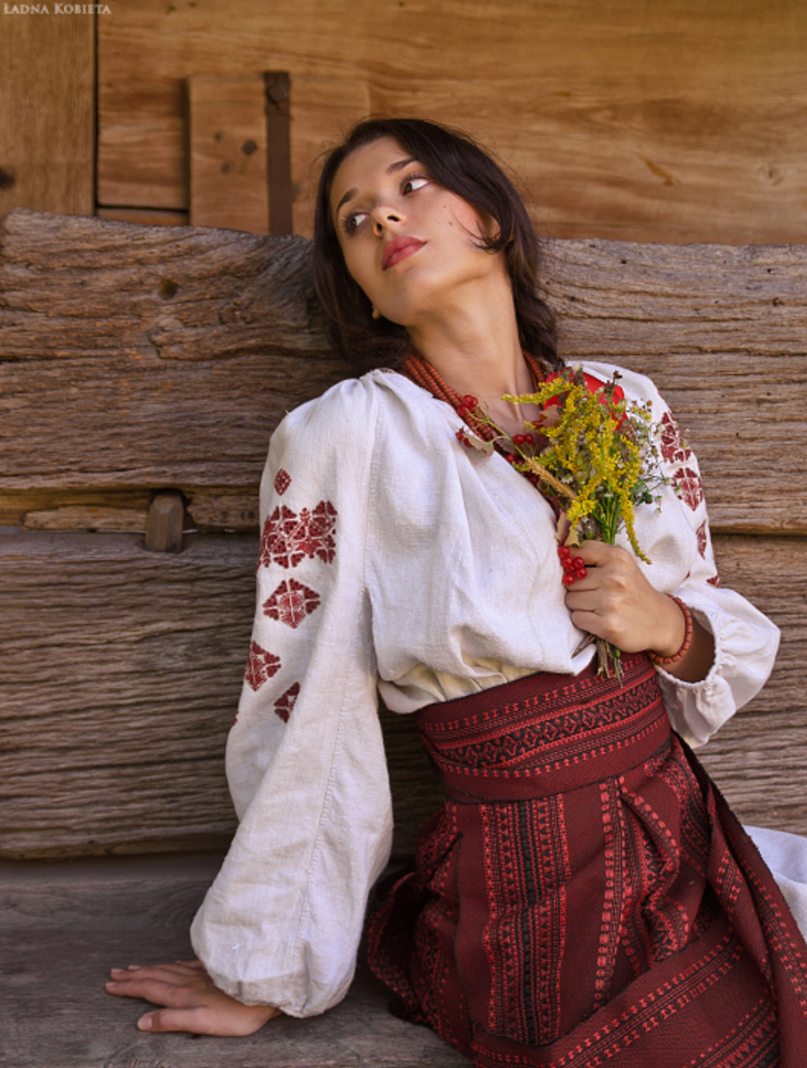 Girls in Slavic costumes in Seville