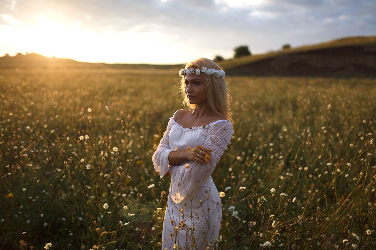 Girls in Slavic costumes in Seville