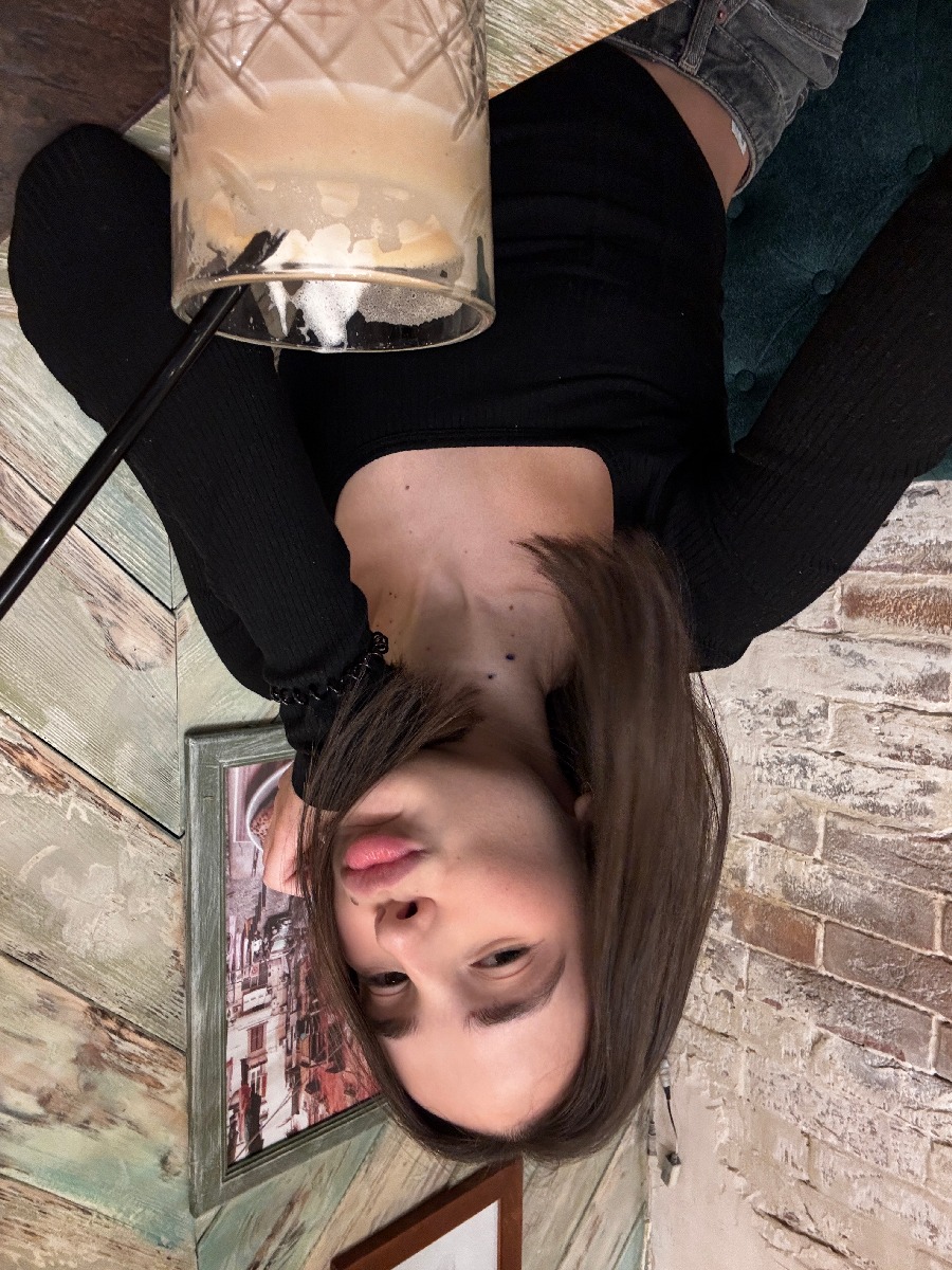 Fresh photos, fresh mood — Tina online in Seville